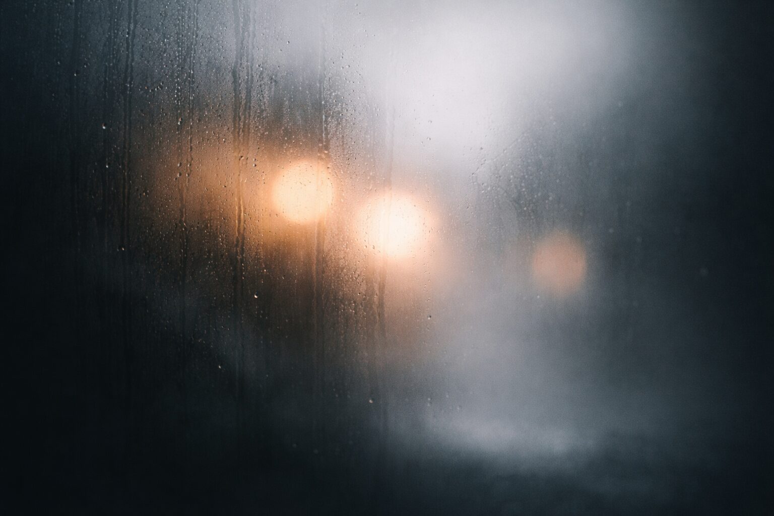 ぼんやりとした雨の窓景色